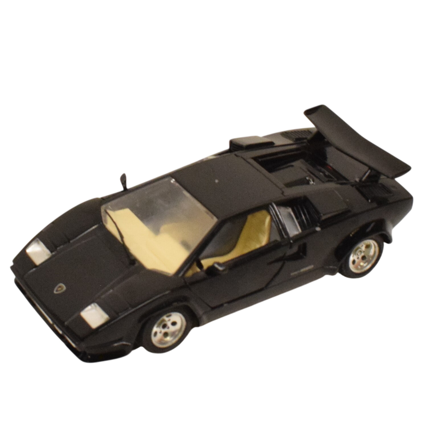Acheter Voiture au 1:24 Lamborghini Countach 1988 par Burago État correct - 10,00 € Voiture au 1:24 Lamborghini Countach 1988 par Burago État correct - reconditionné disponible sur Label Emmaüs